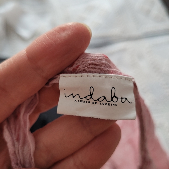 Hand printed red and pink scarf with tassels - Picture 11 of 12